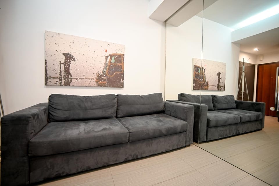 Photo of the whole room, Seating area