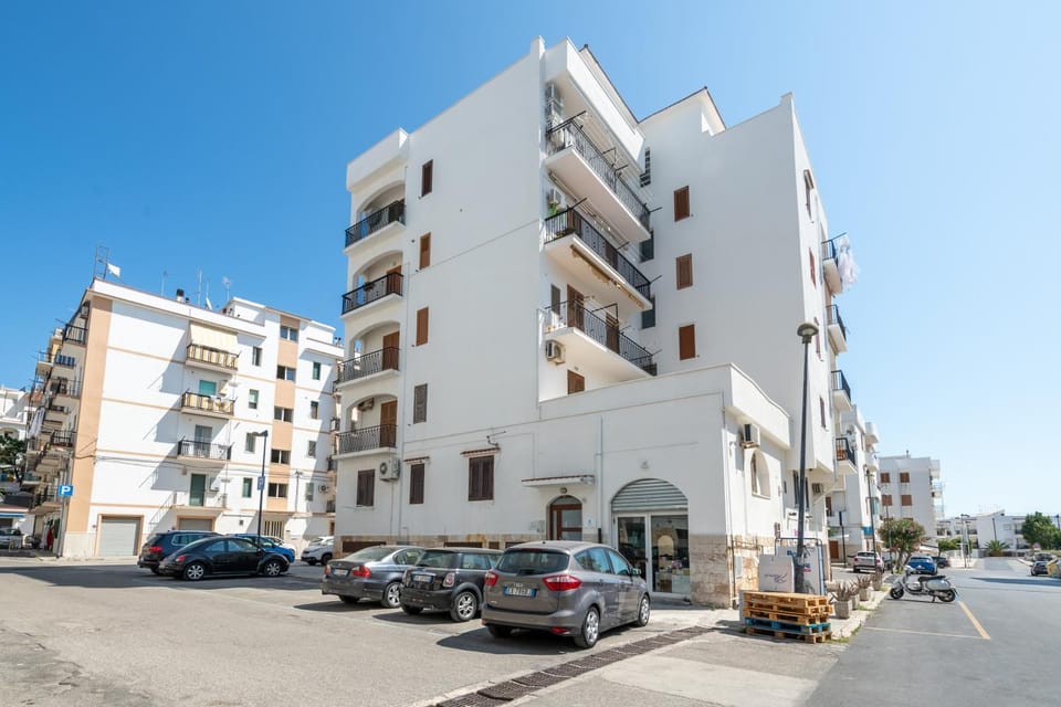 Property building, Neighbourhood, Street view, Location, Parking