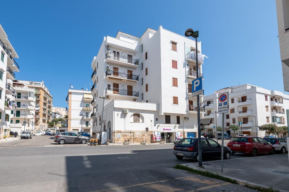 Property building, Neighbourhood, View (from property/room), City view, Street view, Parking