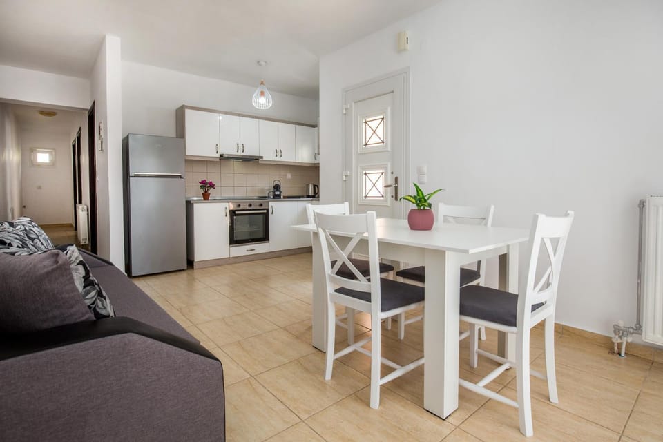 Kitchen or kitchenette, Seating area, Dining area