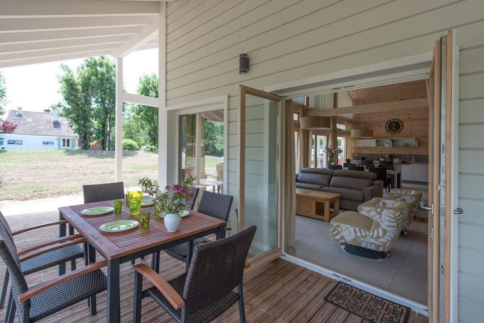 Patio, BBQ facilities, Living room, Dining area