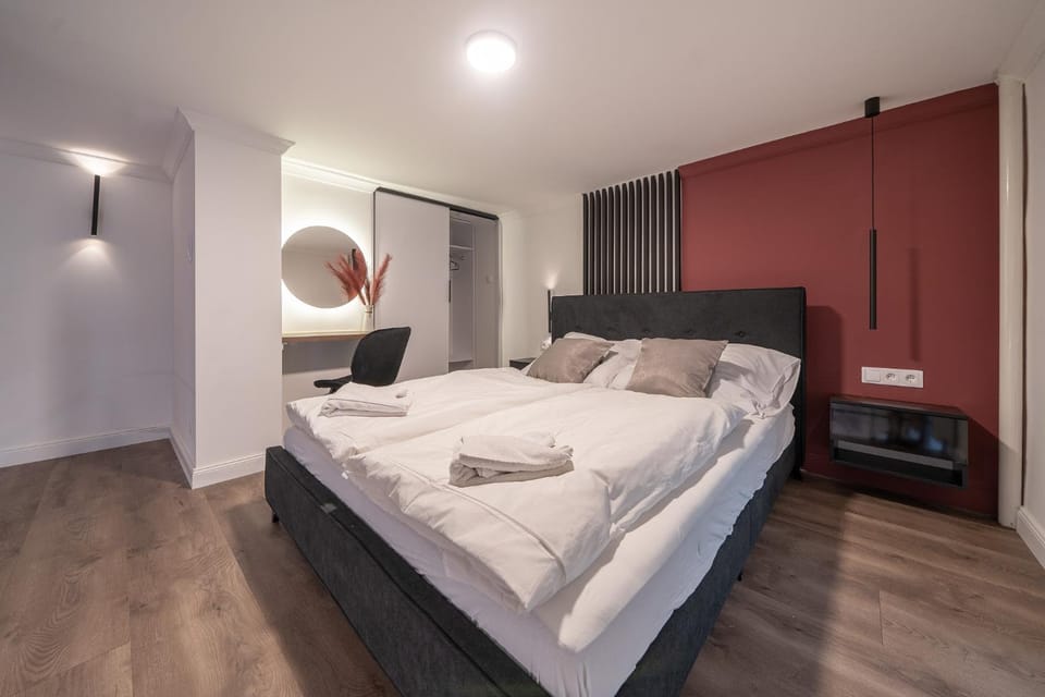 Bed, Photo of the whole room, Bedroom, towels