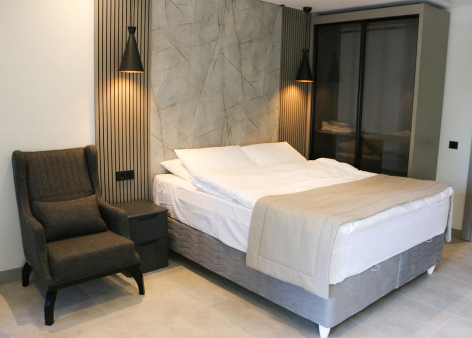 Bed, Living room, Photo of the whole room, Seating area, Bedroom