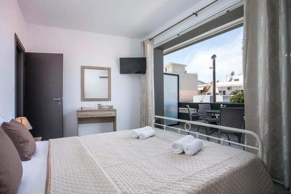 Bed, View (from property/room), Balcony/Terrace, Balcony/Terrace, Bedroom, City view, Landmark view, Mountain view