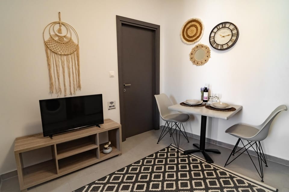 TV and multimedia, Living room, Decorative detail, Seating area, Dining area, furniture