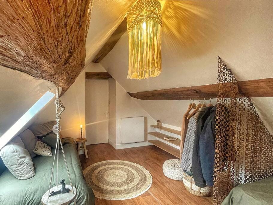 Photo of the whole room, Bedroom