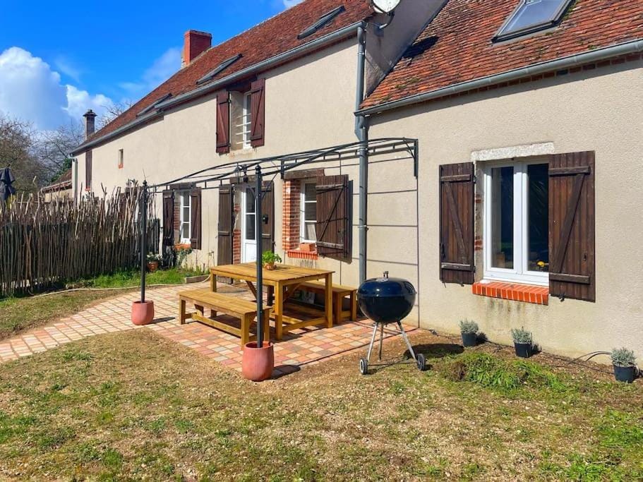 Property building, Patio, Day, Garden, Dining area, Garden view