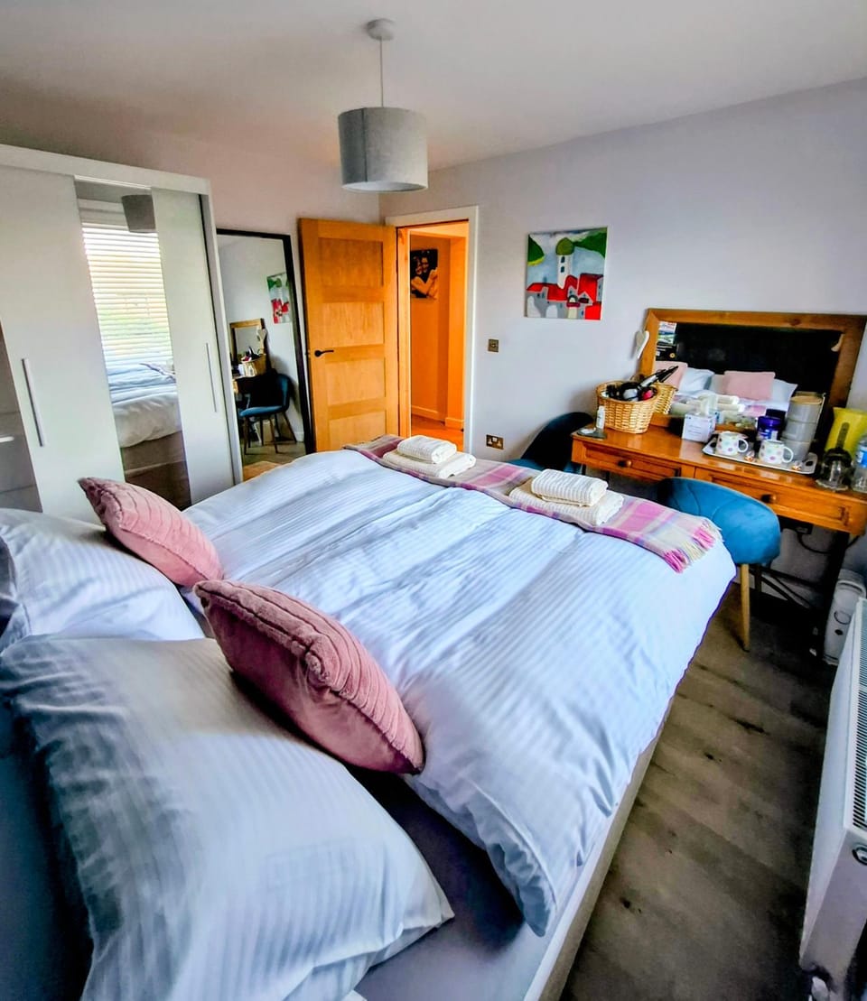 Cosy guest room in a family home with private bathroom and free parking Vacation rental in Edinburgh