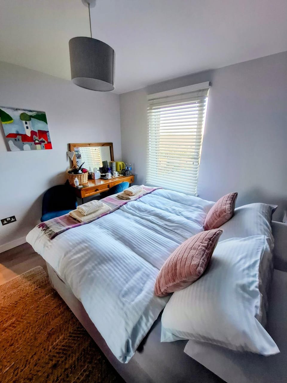 Cosy guest room in a family home with private bathroom and free parking Vacation rental in Edinburgh