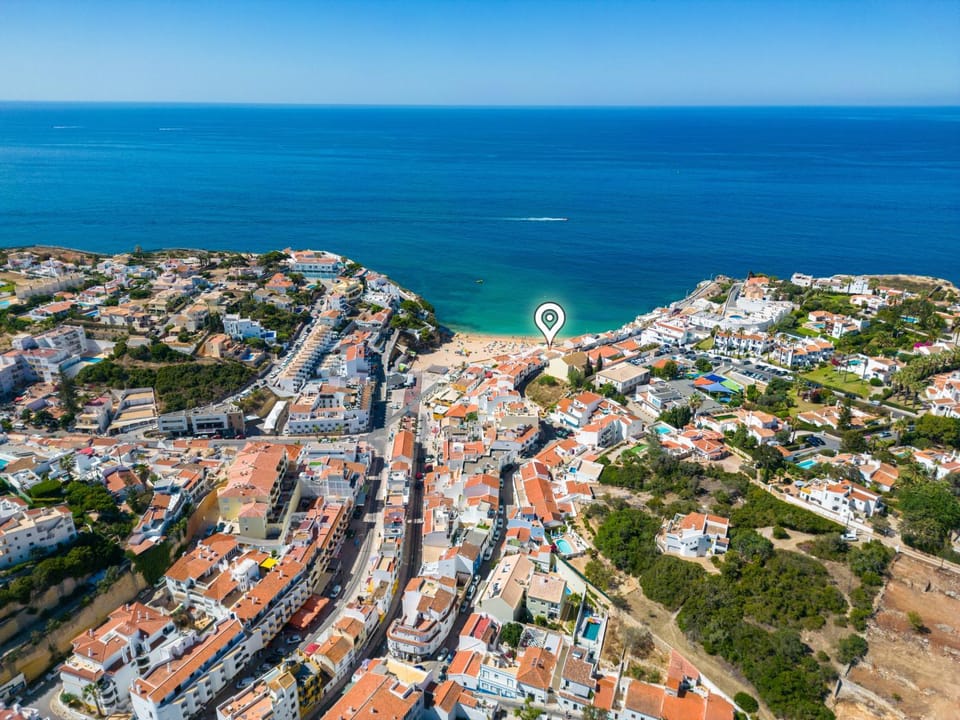 Bird's eye view, Location