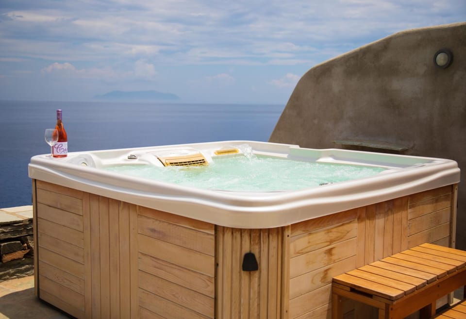 Sunrise stone villa with Jacuzzi by Neuvel Villa in Kea-Kythnos