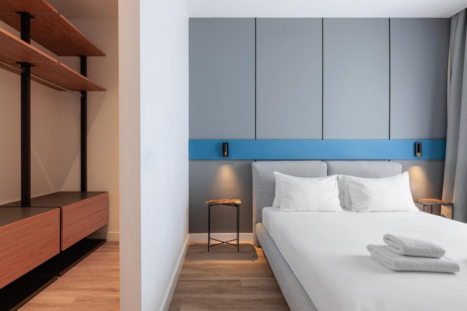 Bedroom, towels, wardrobe