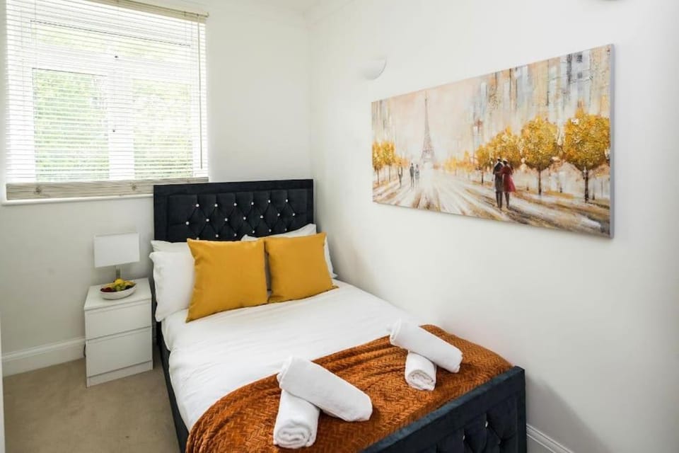 Bed, Photo of the whole room, Bedroom, internet, towels