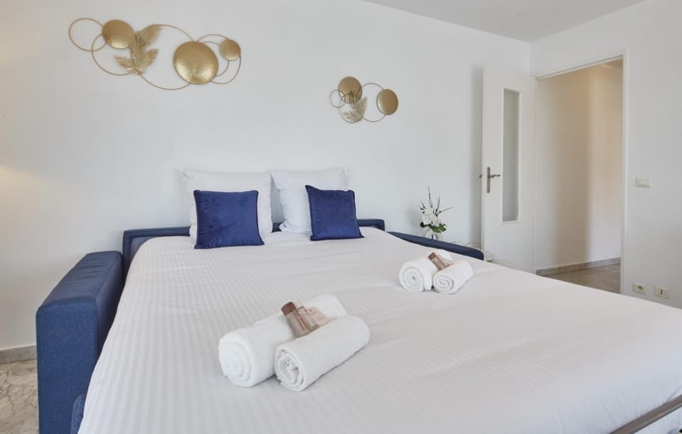 Bed, towels