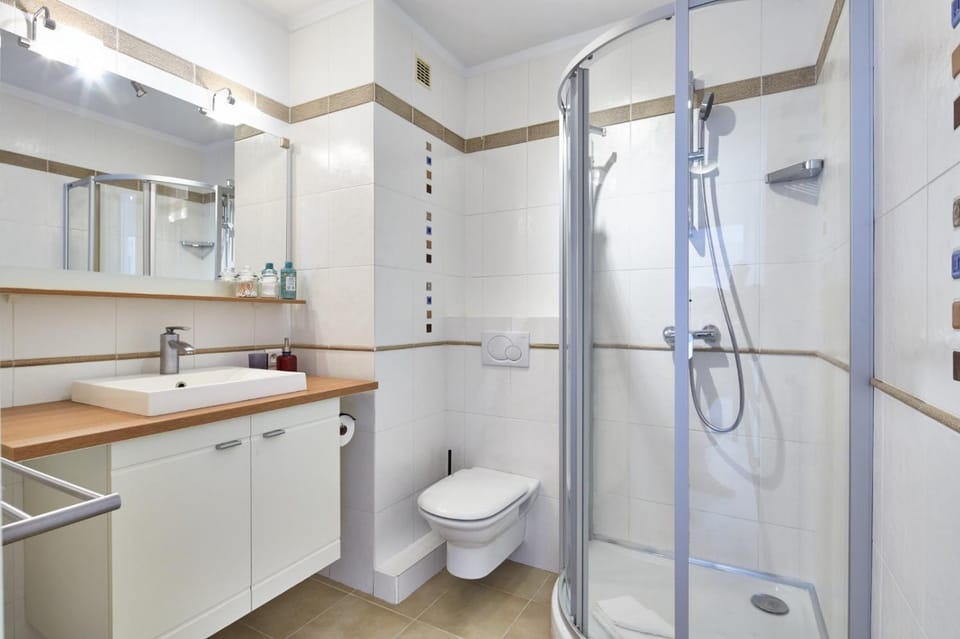Shower, Toilet, towels