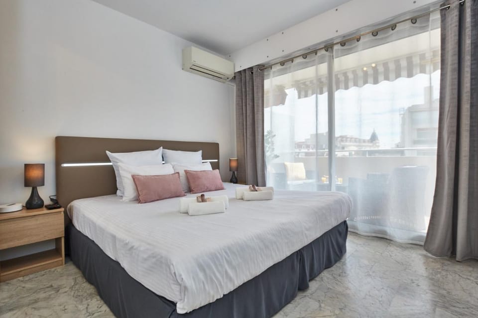 Bed, Photo of the whole room, Bedroom, towels, air conditioner