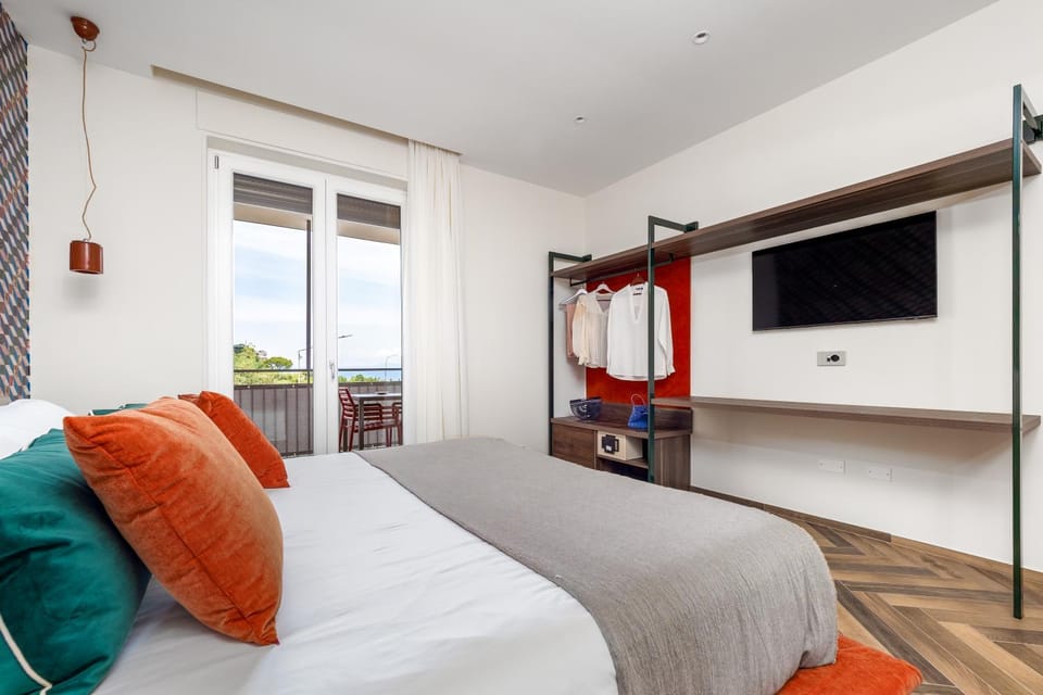 Bed, TV and multimedia, Photo of the whole room, Bedroom