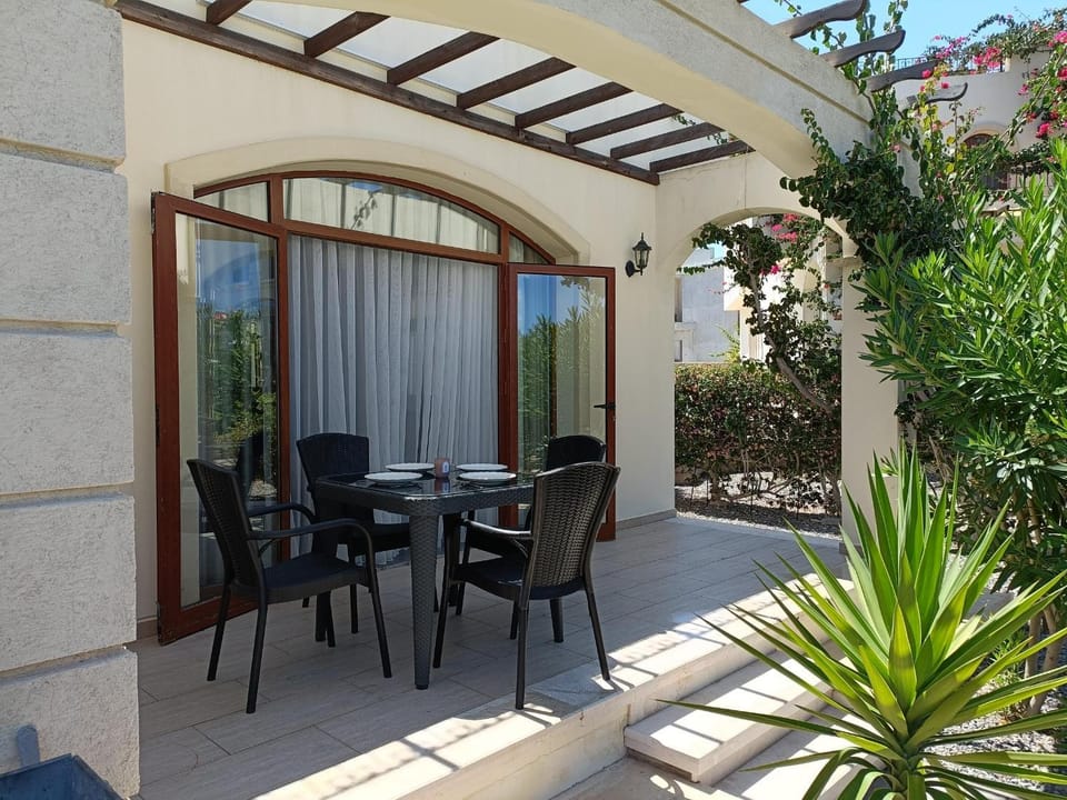 Property building, Balcony/Terrace, Seating area, Dining area