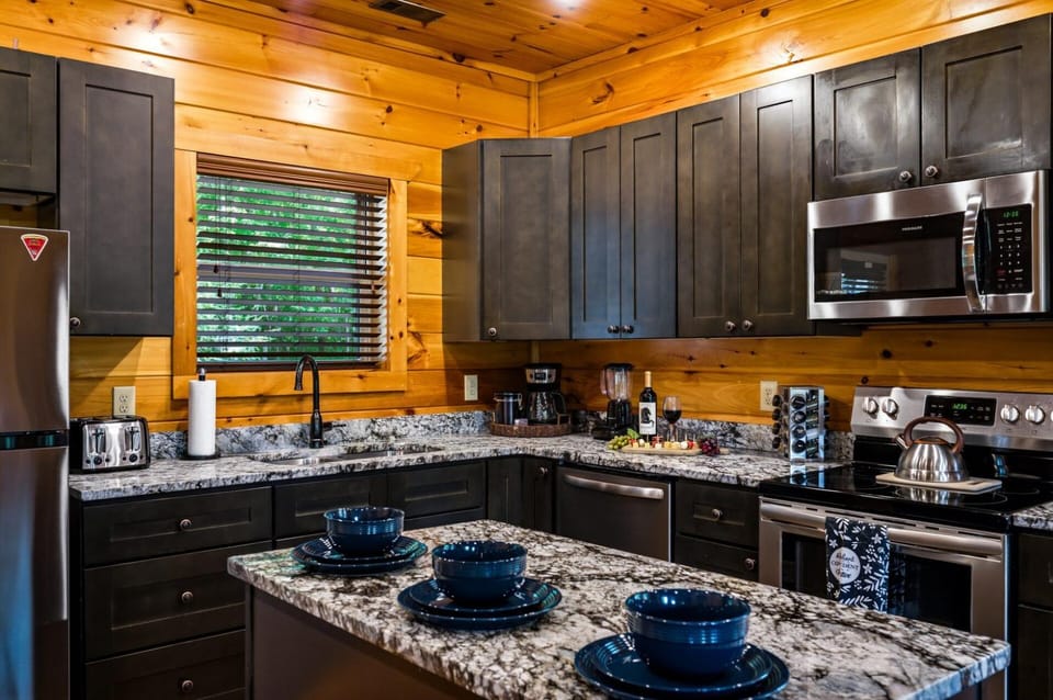 Lagniappe Lodge Hot Tub Fire Table Game Room String Lights Sleeps 8 Chalet in Sevier County