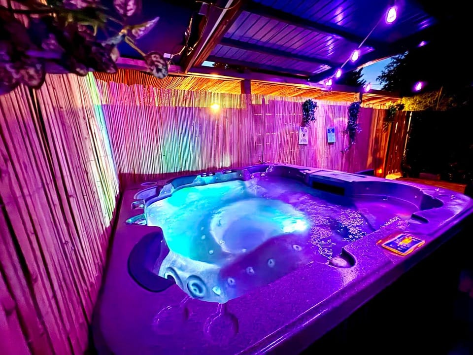 Private wellnes lodge with jacuzzi ,sauna and garden between Amsterdam Haarlem and Schiphol Airport Apartment in Haarlem