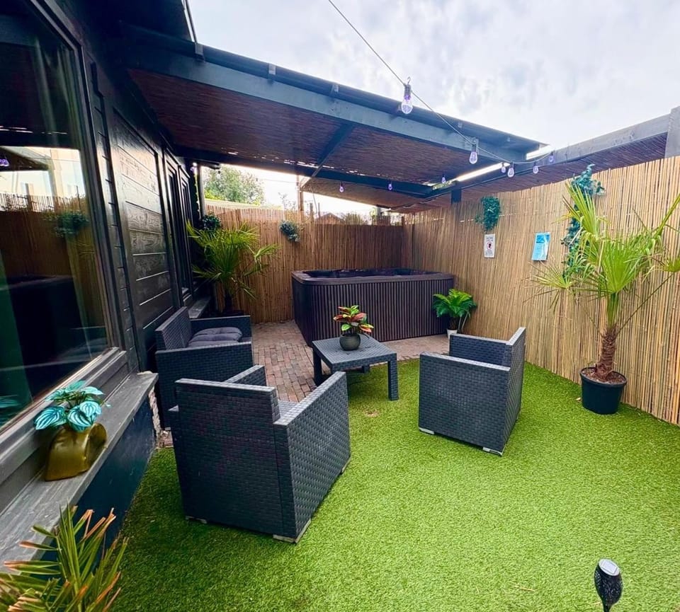 Private wellnes lodge with jacuzzi ,sauna and garden between Amsterdam Haarlem and Schiphol Airport Apartment in Haarlem
