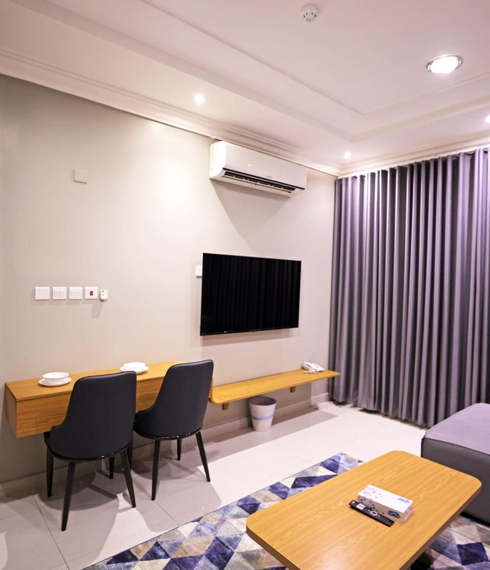 Communal lounge/ TV room, TV and multimedia, Living room, Seating area, Evening entertainment, air conditioner