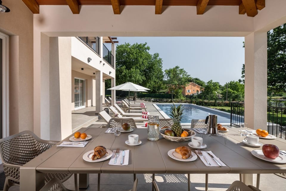 BBQ facilities, BBQ facilities, Balcony/Terrace, Dining area, Swimming pool, Breakfast, sunbed