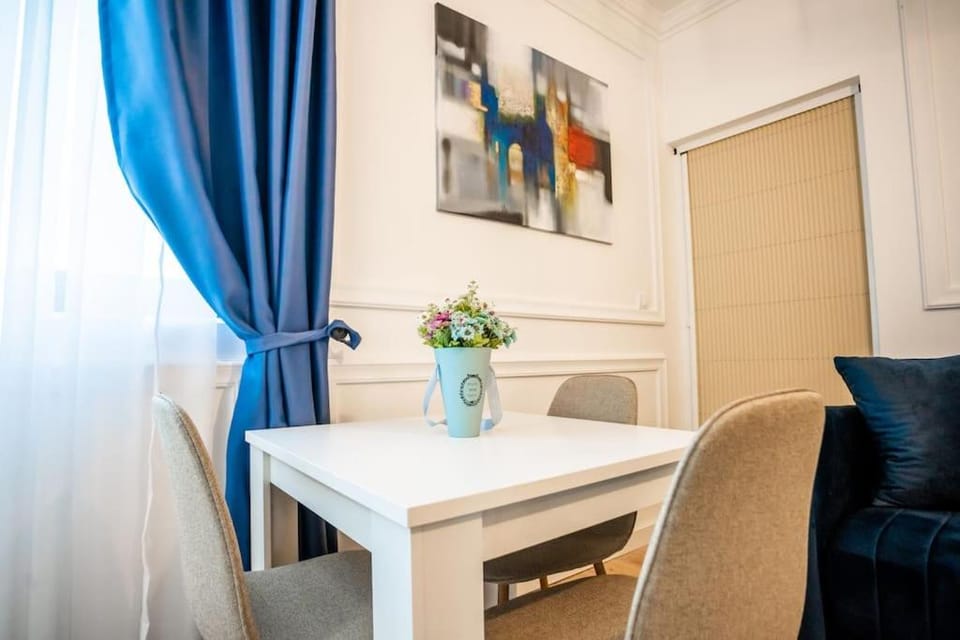 Seating area, Dining area