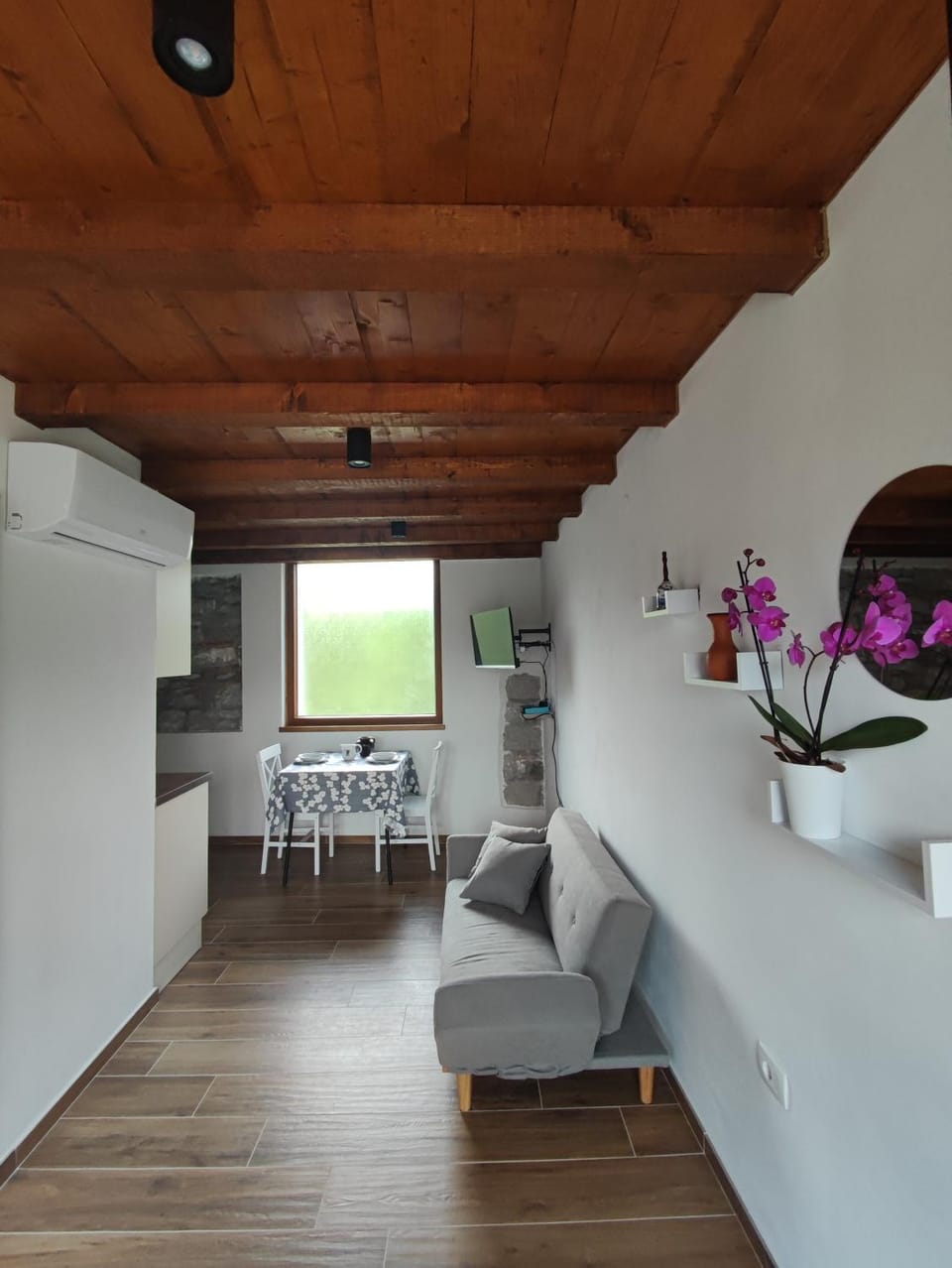 TV and multimedia, Living room, Seating area, internet, air conditioner