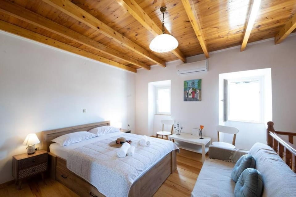 Bedroom, towels