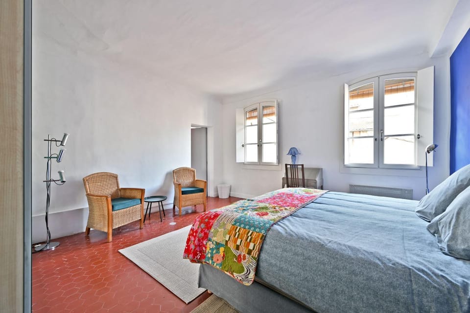 Bed, Photo of the whole room, Seating area, Bedroom