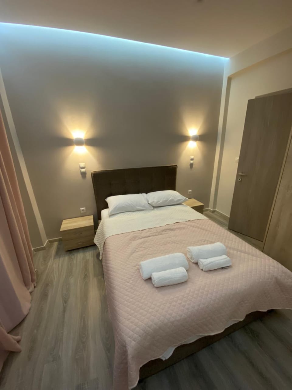 Bed, Bedroom, towels