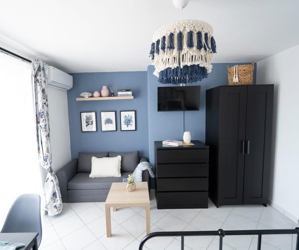 TV and multimedia, Living room, Seating area, Bedroom, hair dresser, wardrobe