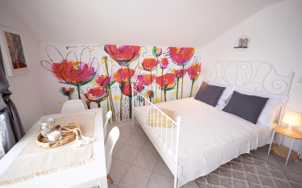 Bed, Living room, Bedroom