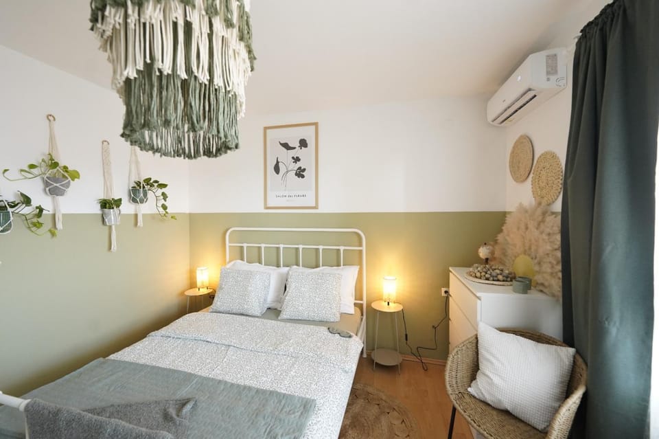 Bed, Bedroom, air conditioner