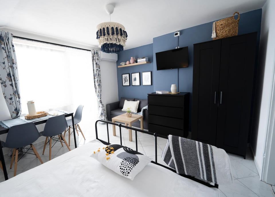 Bed, TV and multimedia, Living room, Seating area, Dining area, Bedroom, hair dresser
