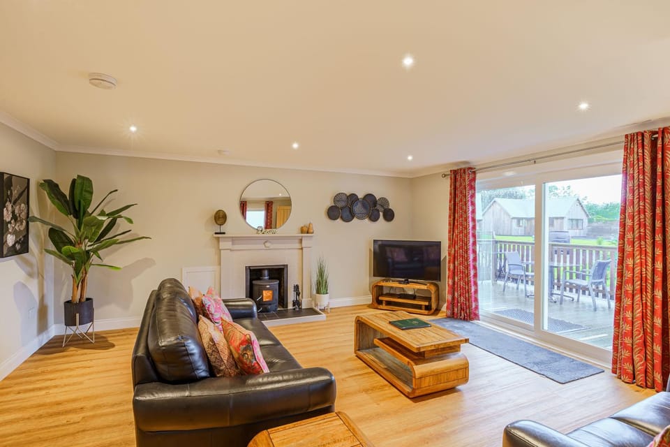 TV and multimedia, Living room, Seating area, fireplace