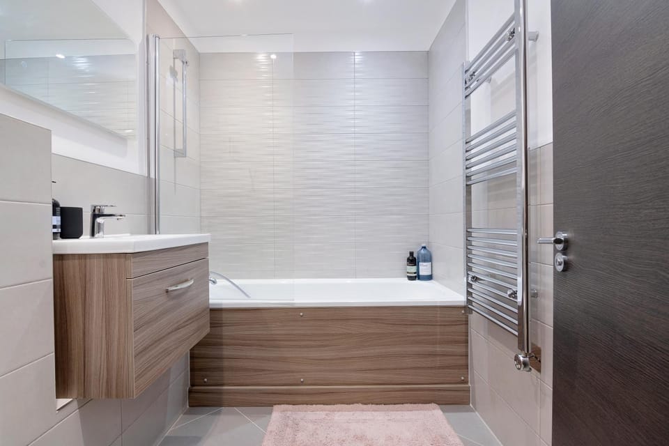 Spacious, 3 bedroom, 2 bathroom, Surbiton Apartment in London