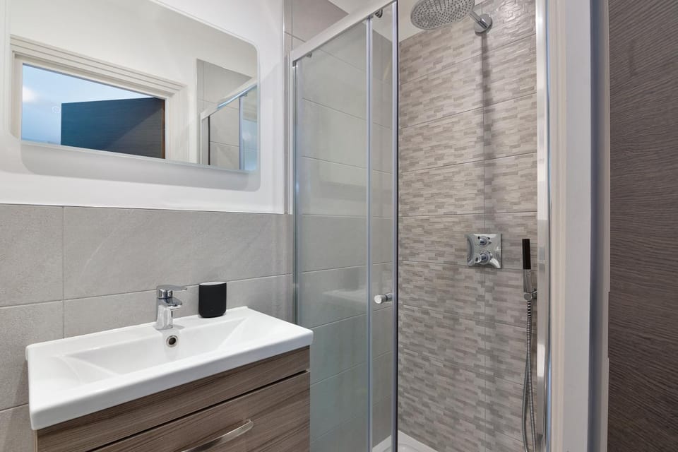 Spacious, 3 bedroom, 2 bathroom, Surbiton Apartment in London