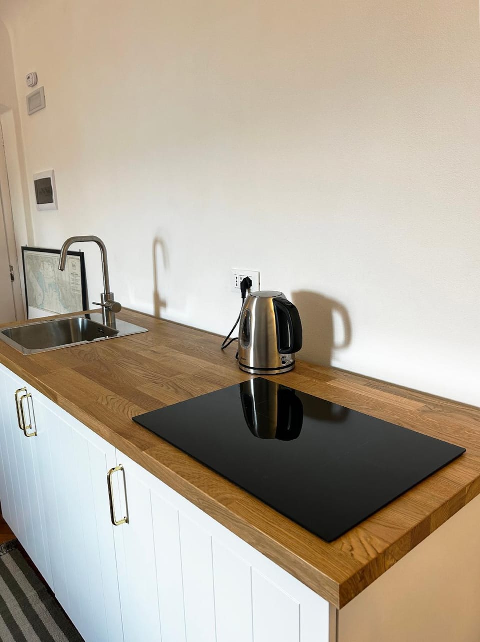 Coffee/tea facilities, Kitchen or kitchenette, stove