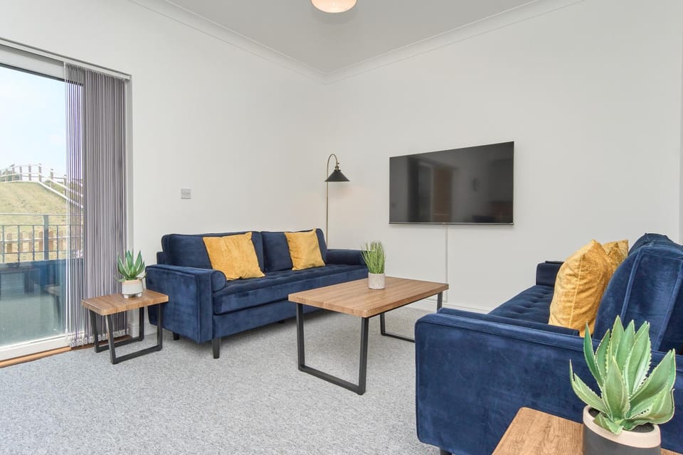 Meadow View - A Beautiful 3 Bed Apt With Stunning Countryside Views & Parking - Close To Ventnor, Shanklin & Sandown - 5 mins To Beach - Ideal For Friends, Families, & Business Stays - Dog Friendly Apartment in Ventnor