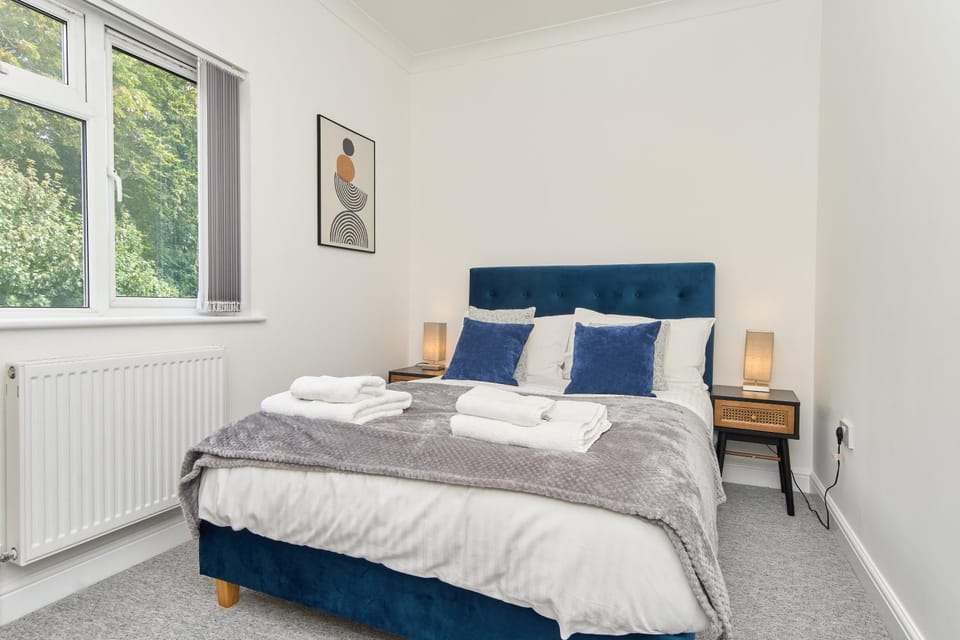 Meadow View - A Beautiful 3 Bed Apt With Stunning Countryside Views & Parking - Close To Ventnor, Shanklin & Sandown - 5 mins To Beach - Ideal For Friends, Families, & Business Stays - Dog Friendly Apartment in Ventnor