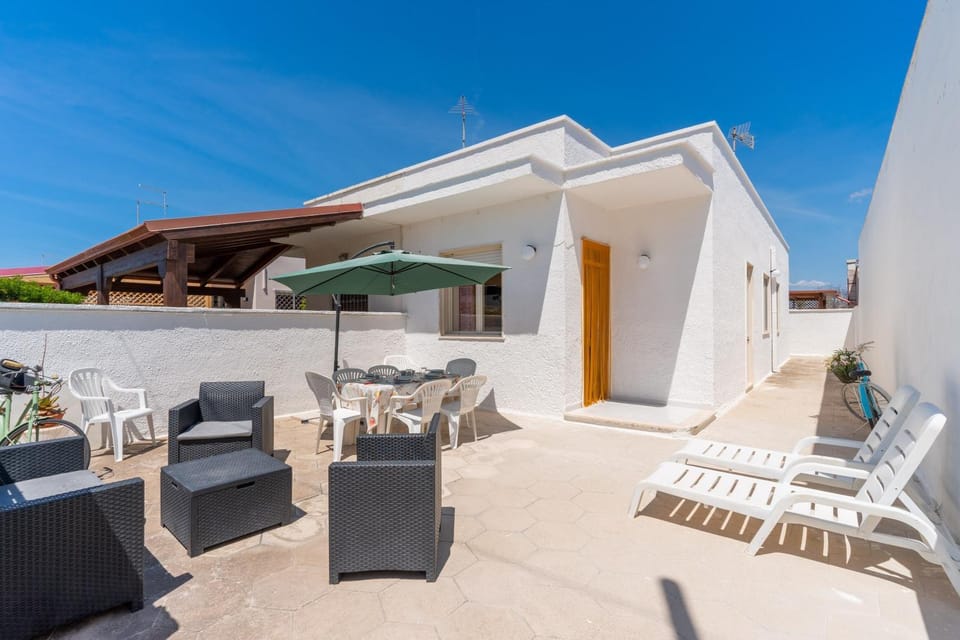 Property building, Balcony/Terrace, Living room