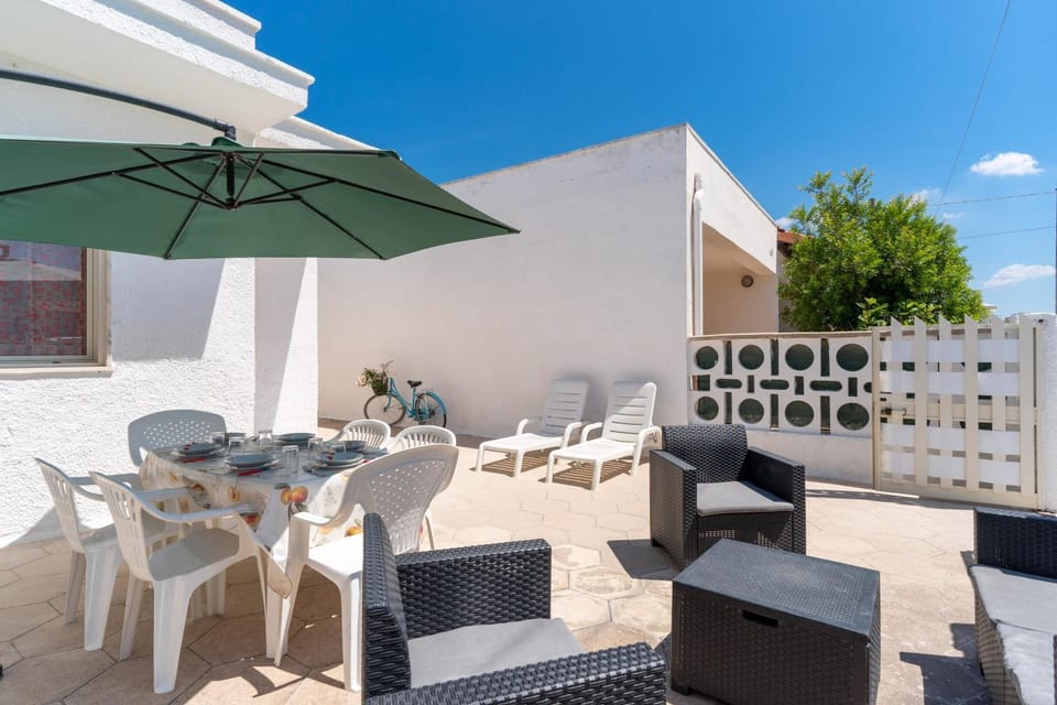 Property building, Balcony/Terrace, Living room