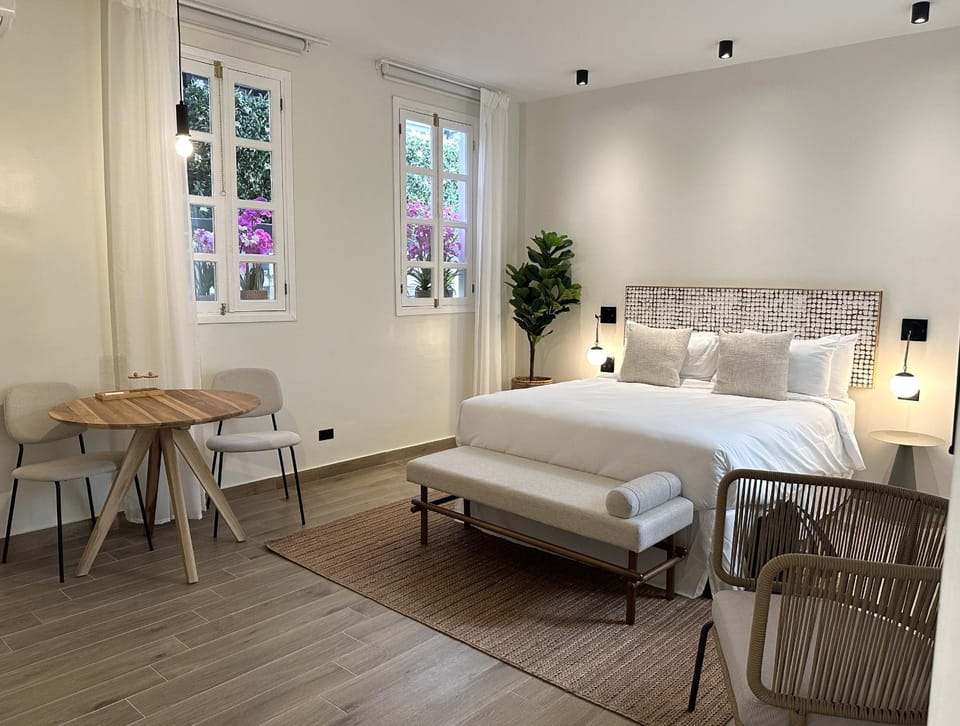 Bed, Living room, Photo of the whole room, Seating area, Dining area, Bedroom