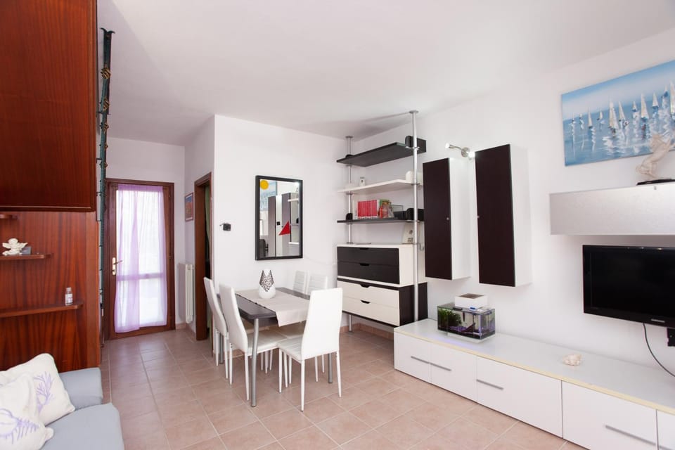 Communal lounge/ TV room, TV and multimedia, Kitchen or kitchenette, Living room, Seating area, Dining area, Evening entertainment, air conditioner