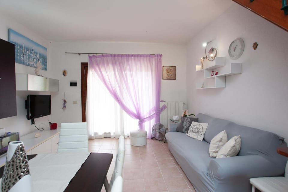 Communal lounge/ TV room, TV and multimedia, Living room, Seating area