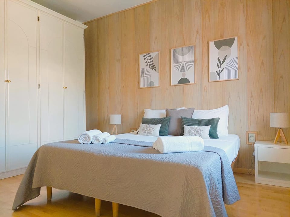Bed, Bedroom, towels, wardrobe