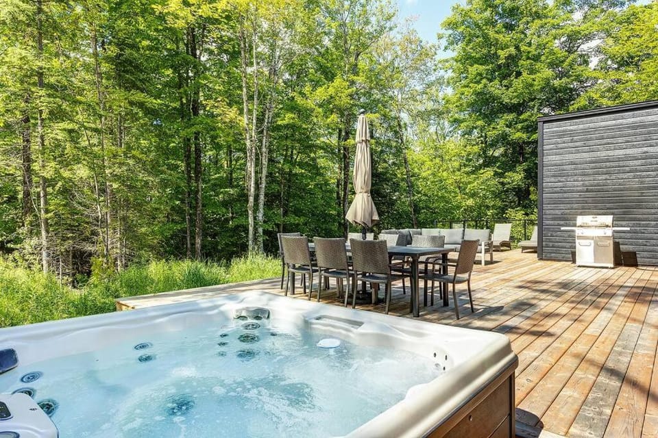 Patio, Natural landscape, Garden, Hot Tub, Hot Tub, Garden view