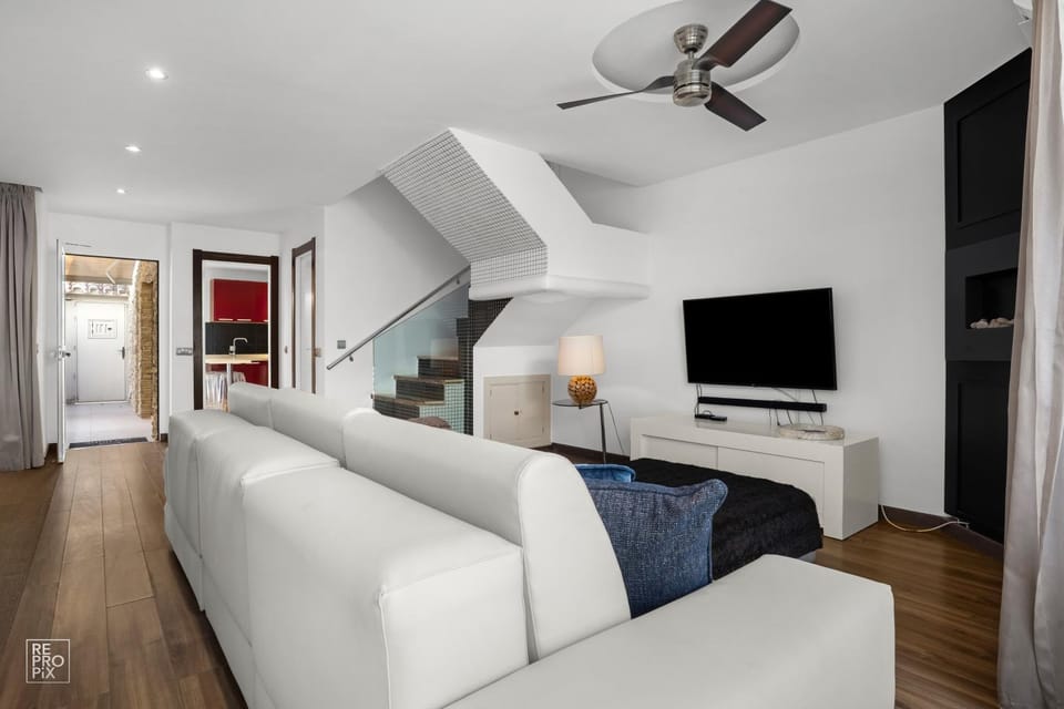 Communal lounge/ TV room, TV and multimedia, Living room, Seating area
